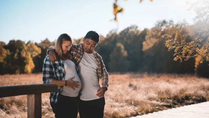 Babybauch-Shooting im Herbstlicht